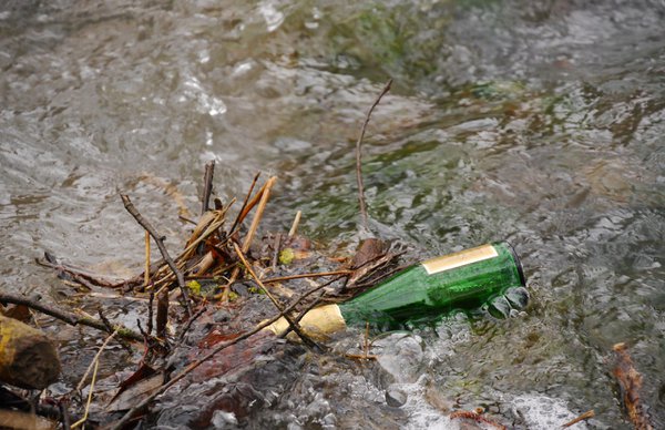 Littering Glasflasche_c_Jakob Sänger_web.jpg