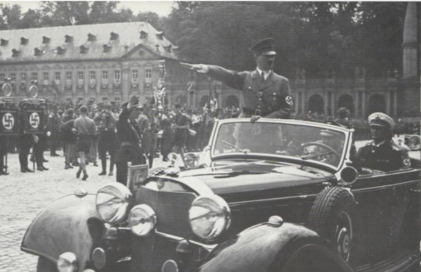 Hitler Residenzplatz_c_Stadtarchiv Würzburg_web.jpg