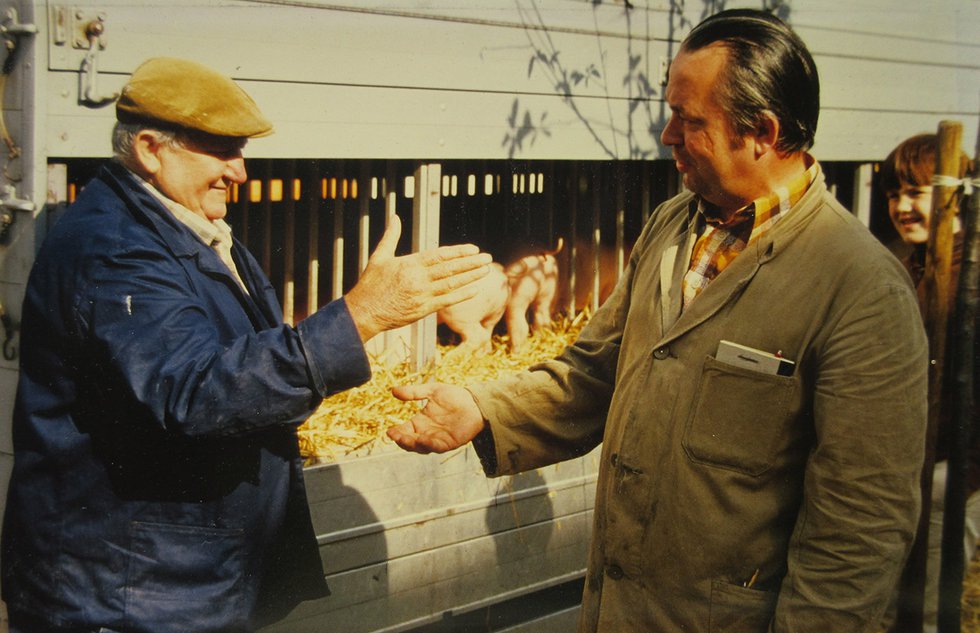 Schweinemarkt_Handschlag_c_Volker Müllerklein_WEB.jpg